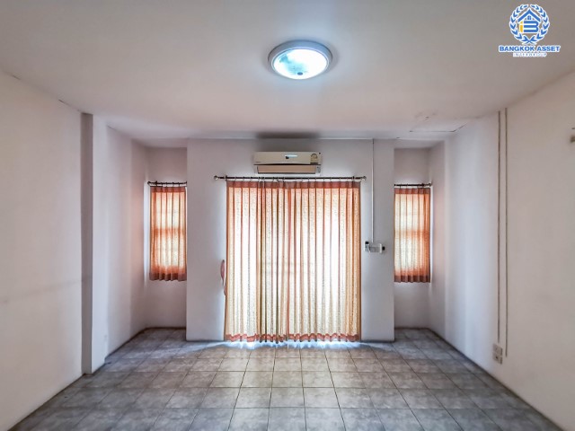 ทาวน์โฮมมือสองย่านกรุงเทพฯ ม.บ้านริมสวน ดอนเมือง เนื้อที่ 19.1 ตร.ว. ฟังก์ชัน 3 ห้องนอน 3 ห้องน้ำ 1 ที่จอดรถ บ้านพร้อมอยู่ แถมฟรี! 3 เครื่องปรับอากาศ เข้า-ออกได้หลายเส้นทาง ถ.แจ้งวัฒนะ ถ.สรงประภา ถ.กำแพงเพชร 6 ใกล้ทางด่วน "ดอนเมืองโทลล์เวย์" และรถไฟฟ้าสายสีแดง "สถานีดอนเมือง"...